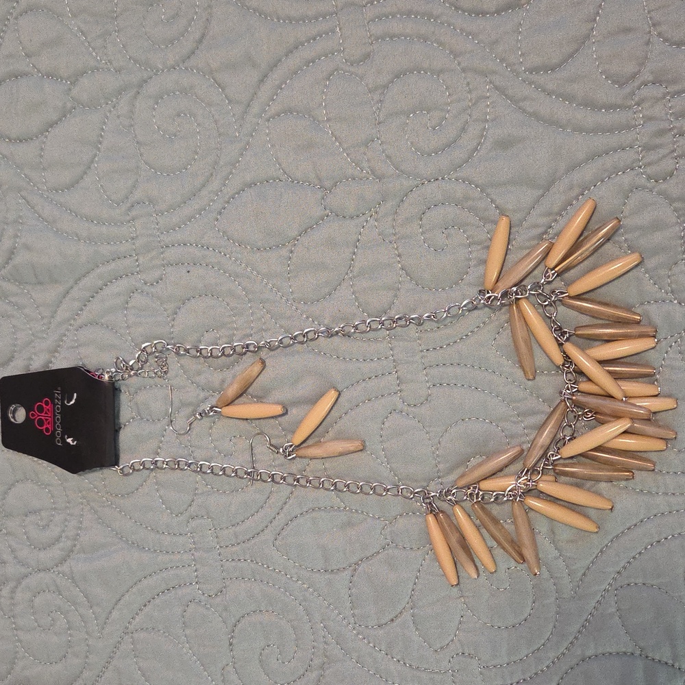 **DONATE 4/19**  NWT PAPARAZZI SILVER NECKLACE WITH CREAM ACCENTS SET